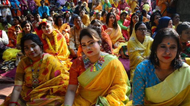 ঢাকায় বসন্ত উৎসব। এখন ভ্যালেন্টাইন্স ডে আর পহেলা বসন্ত একই দিনে উদযাপিত হচ্ছে।