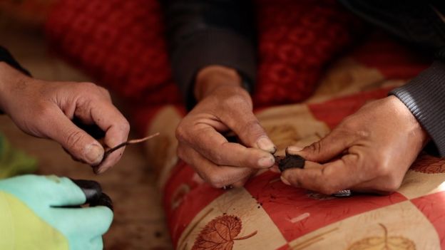 Balıkçılar buldukları sikkeleri tuz ve kumdan arındırırken