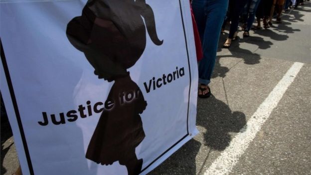 Pessoas protestam em frente a centro de invesigação exigindo justiça para Vitória em julho de 2019 em Mianmar