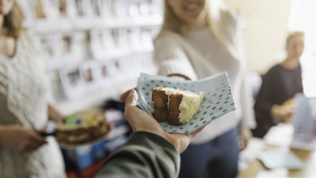 Un compañero de trabajo comparte un pedazo de pastel.