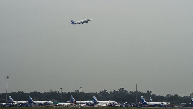 "நான்கு லட்சம் கோடி செலவில் 100 விமான நிலையங்கள்'