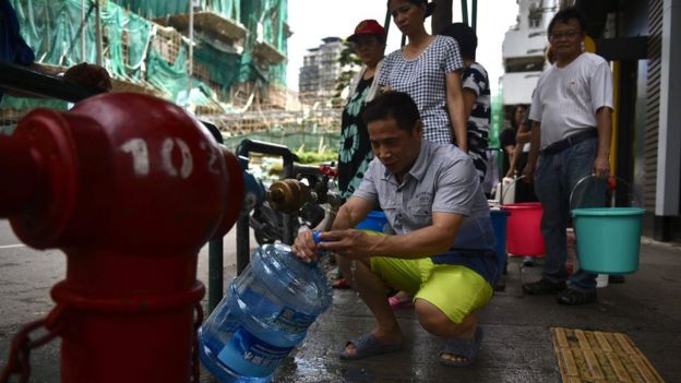 澳門居民在街邊消防栓排隊取水（24/8/2017）