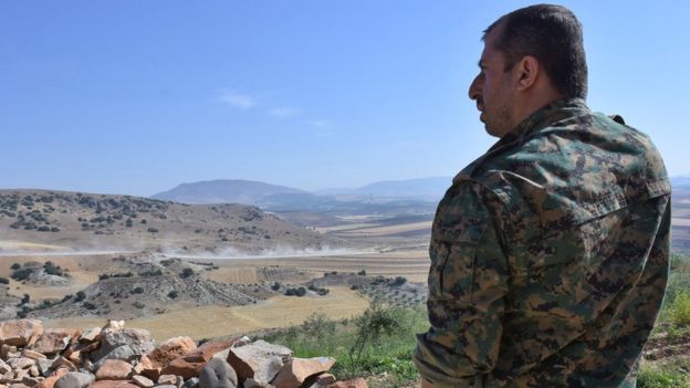 A miliciano las Unidades de Protección Popular (conocidas como YPG por sus siglas en kurdo) custodia la zona de Afrín, junio de 2017.