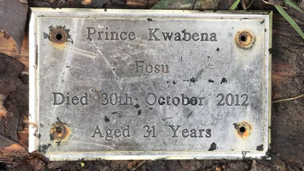 A plaque on Prince Fosu's grave