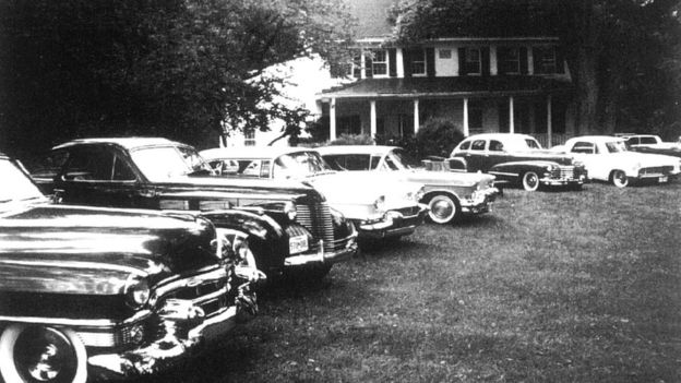 Autos estacionados afuera de la mansión de Barbara. Wikipedia Commons.