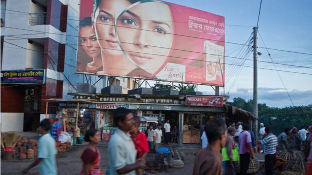 Outdoor fazendo propaganda de um clareador facial em Bangladesh