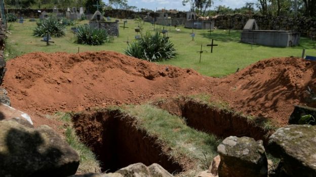 Covas abertas em cemitério de Brumadinho para vítimas do rompimento da barragem