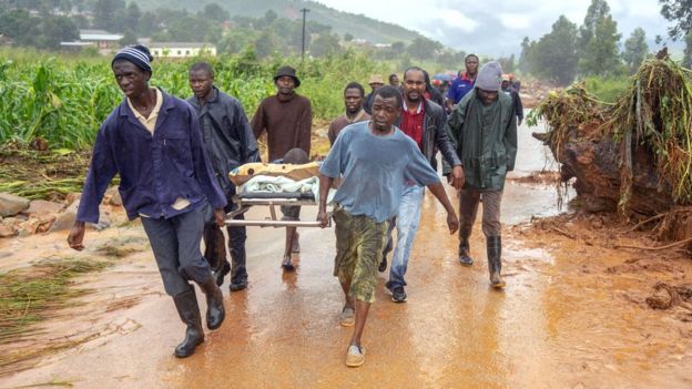 Población civil rescatando a heridos y víctimas en Zimbabue.