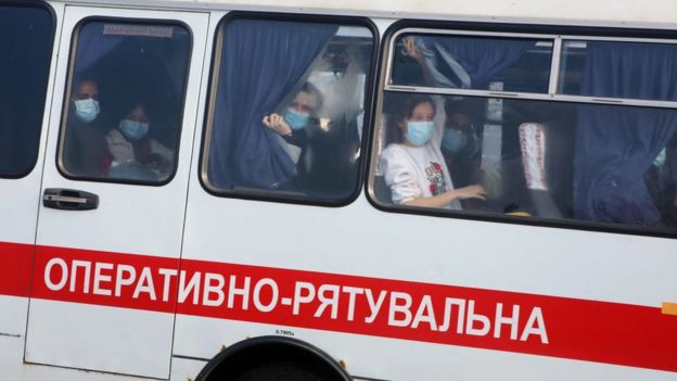 Autobús con personas evacuadas de China a Ucrania.