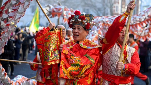 London welcomes Year of the Rabbit at Lunar New Year - BBC News