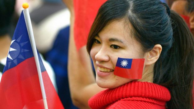 Una mujer con una bandera de Taiwán