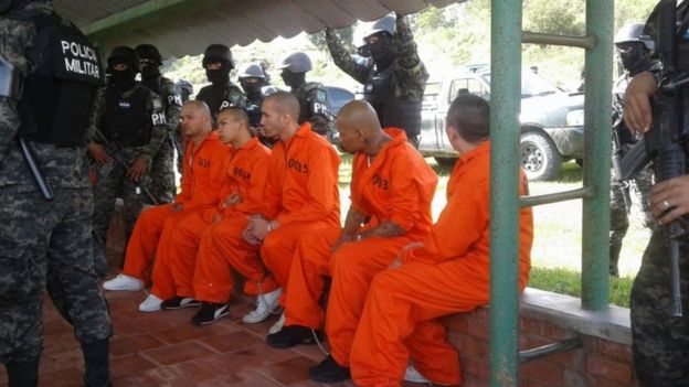 Miembros de la pandilla Barrio 18 siendo transferidos a la prisión de máxima seguridad de Santa Bárbara en septiembre de 2016.