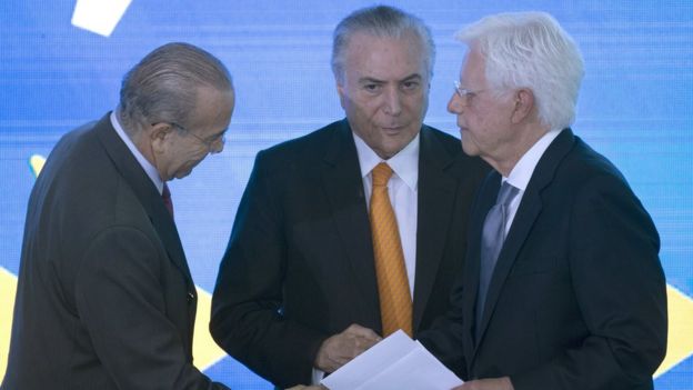 Michel Temer entre o ministros Eliseu Padilha e Moreira Franco