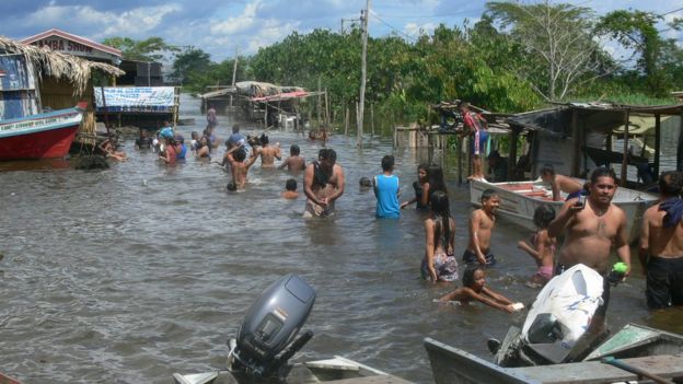 Gente en un barrio inundado en la ciudad de Itacoatiara en 2009