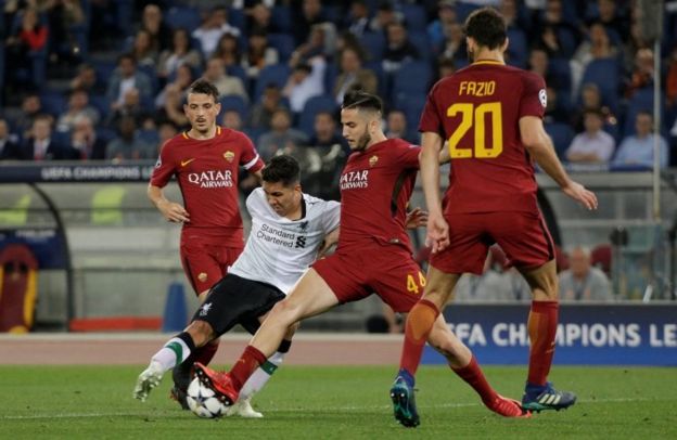 Jugadores de Roma y Liverpool disputan el balón