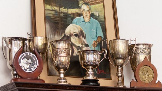 Retrato de Celso Cid diante de troféus