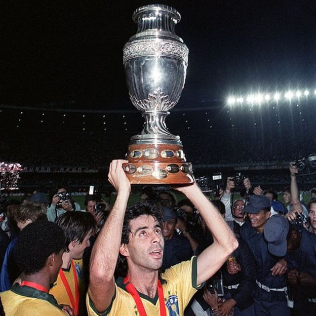 Mauro Galvao celebra con la Copa América en 1989.