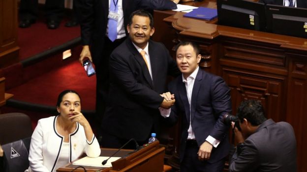 Kenji Fujimori y Bienvenido Ramírez celebrando el rechazo de la vacancia.