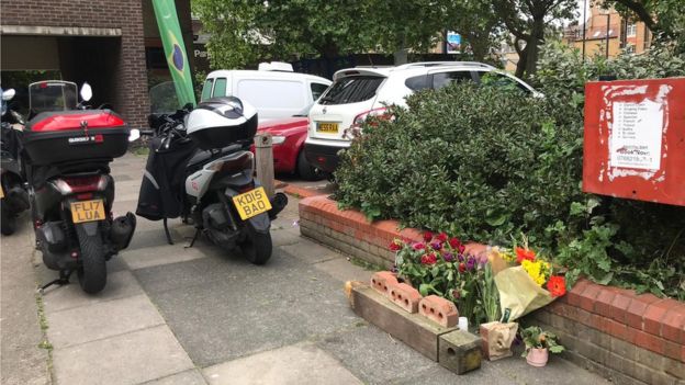Foto mostra homenagem com flores para brasileiro morto em Londres no local do crime