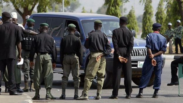 Un policier nigérian tue son collègue et se suicide  BBC News Afrique