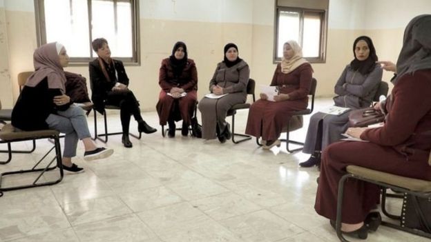 زنان در کارگاه‌های آموزشی امور جنسی در کمپ پناهندگان فلسطینی در کرانهٔ غربی اشغالی