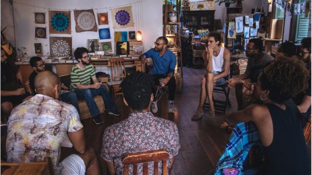 Caio César dos Santos conduz roda de conversa no Rio de Janeiro