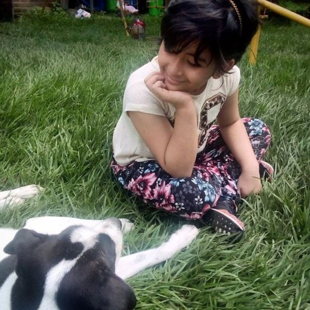 Gabriela García Gutiérrez con un perrito.