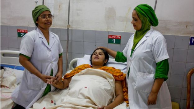 রোগীদের সেবা দিতে নার্সদেরকে তাদের সংস্পর্শে আসতে হয়।