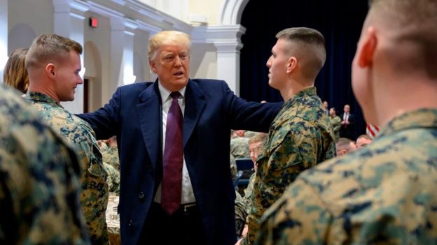 Trump con militares.