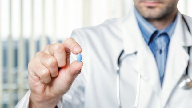 Un doctor con una pastilla de Viagra