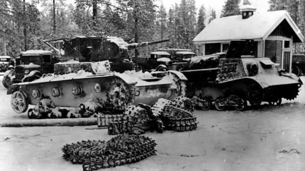 En esta fotografía de febrero de 1940 se ven tanques soviéticos capturados por los finlandeses tras la batalla de Suomussali. (Foto de Topical Press Agency/Getty Images)