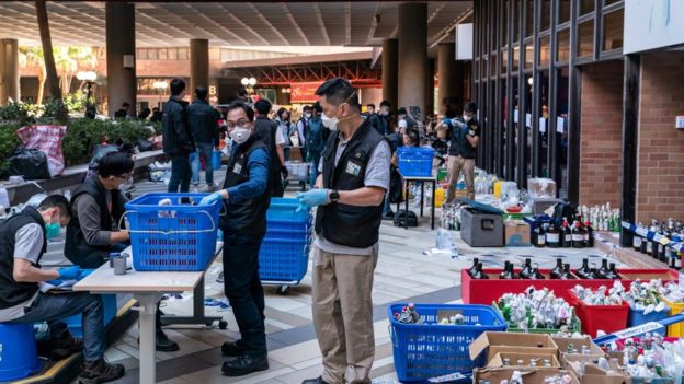 Cánh sát thu thập hàng ngàn ly cốc tai trong khuôn viên Đại học Bách Khoa Hong Kong để lấy dấu vân tay