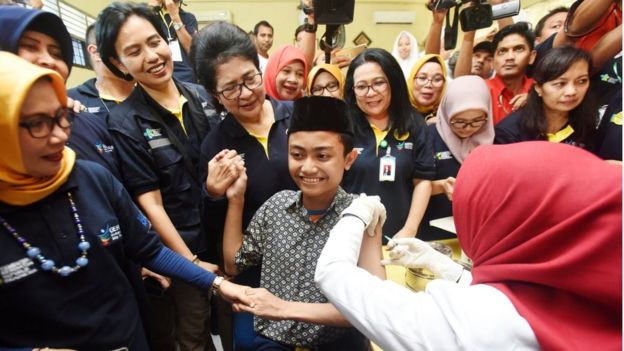 Menteri Kesehatan Nila Farid Moeloek (keempat kiri) menyaksikan penyuntikan imunisasi campak measles dan rubella (MR) di MTs Negeri 1 Makassar, Sulawesi Selatan, Rabu (1/8).