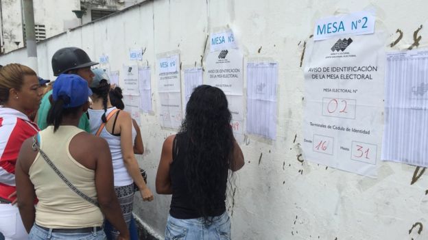 Electores miran dónde votar.