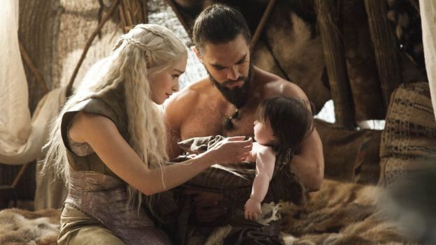 Emilia Clarke caracterizada de Daenerys Targaryen y Jason Momoa de Drago