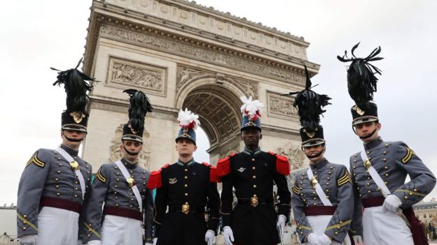 French and US military students at the Arc de Triomphe