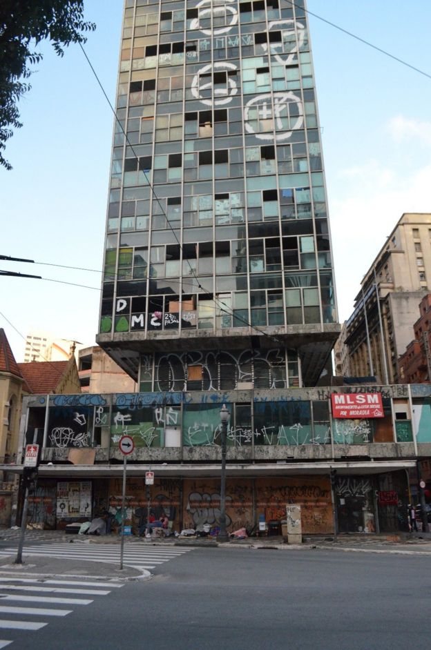FACHADA DO PRÉDIO pichada e com moradores de rua