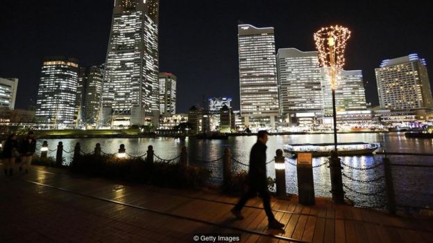 Meski pun sudah larut malam dan langit begitu gelap, amat mungkin masih banyak orang yang bekerja di dalam gedung-gedung bercahaya di Tokyo ini. 