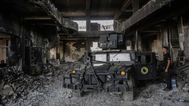 قوات عراقية في احدى البنايات المهدمة بالقصف في مدينة الموصل القديمة