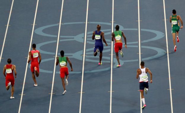 Van Niekerk lidera el grupo desde la octava calle (a la derecha) en la carrera de los 400 metros en las Olimpiadas de Río 2016.