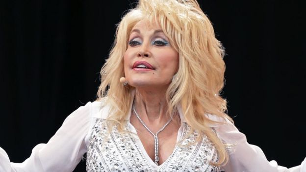 Covid-19: Dolly Parton marks vaccination with Jolene rewrite - BBC News