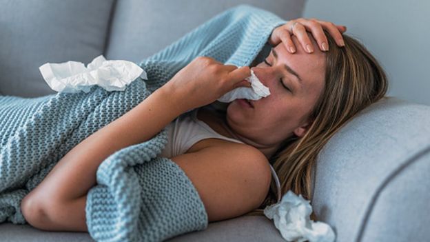 Una mujer enferma en la cama