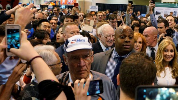 Multitud en la reunión anual de Berkshire Hathaway.