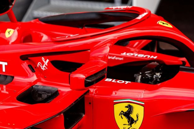 Un auto de Ferrari con el "halo" protector