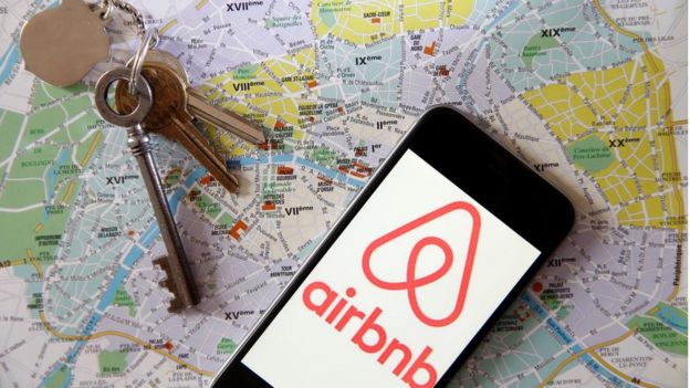 Un móvil con el logo de Airbnb