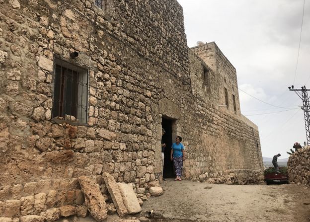 Varias familias viven dentro de una especie de fortaleza en Hah.