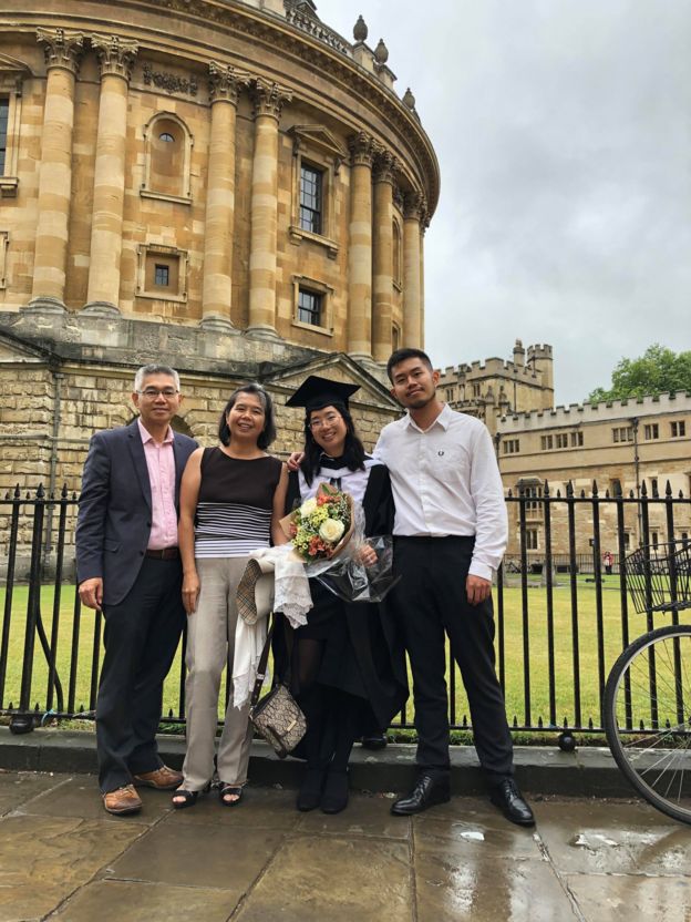 Georgina Quach (thứ hai từ phải) và gia đình tại Đại học Oxford