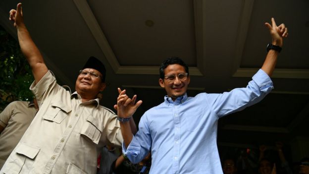 Calon Presiden dan Calon Wakil Presiden nomor urut 02 Prabowo Subianto dan Sandiaga Uno menyapa media seusai memberikan keterangan pers di kediaman Prabowo, Kertanegara, Jakarta Selatan, Selasa (21/5/2019).