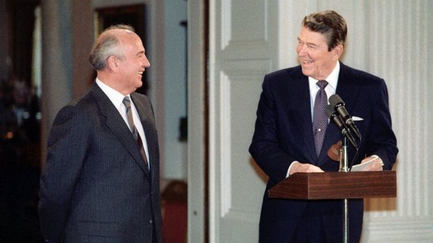 Los mandatarios de la Unión Soviética y de EE.UU. , Mijaíl Gorbachov y Ronald Ragan, firmaron en 1987 el Tratado INF.