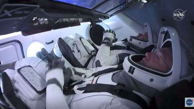 Астронавты Даг Херли и Роберт Бенкен внутри капсулы, пристегнутыи ждут отмашки из Центра управления полетами